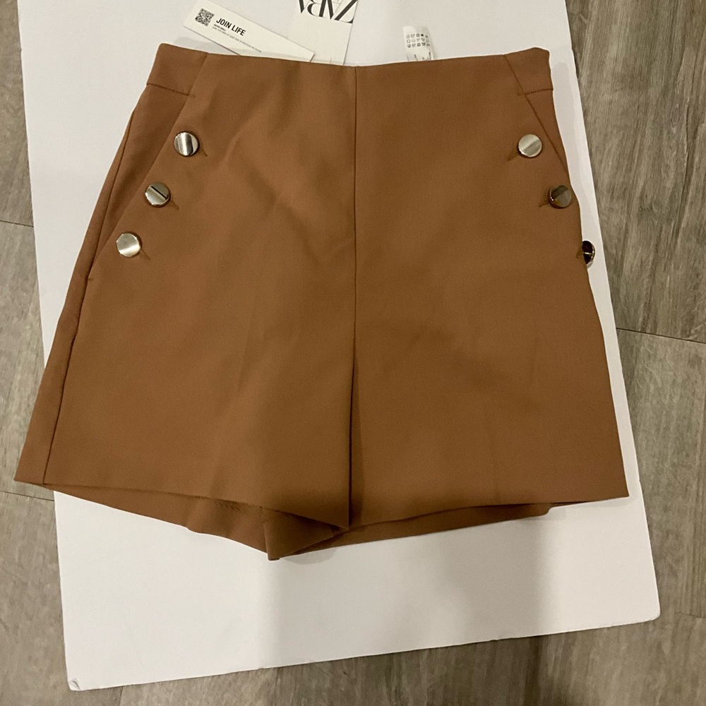 Women’s Zara high waisted shorts with gold buttons
